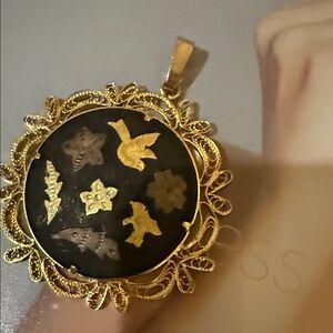 Pendant decorated with Birds, stars & flower